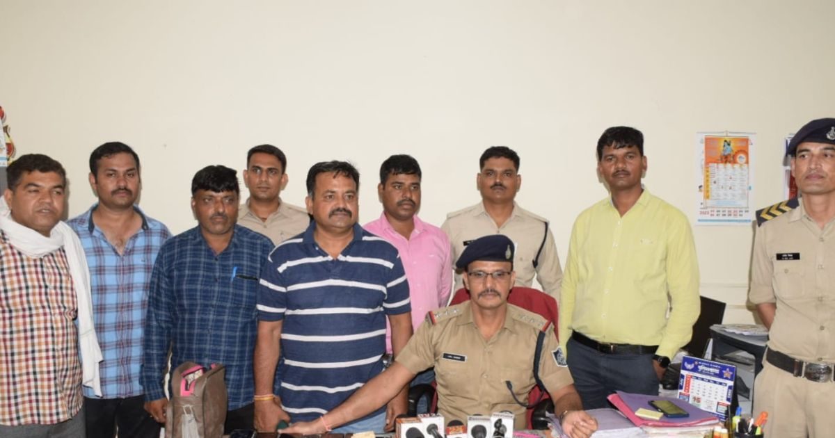 Beting: सट्टे के फड़ पर छापा! बोरियों में भरकर थाने लाए नगदी, 27 सटोरिए गिरफ्तार