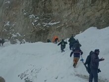 VIDEO: ज़ोजीला में फंसे कई पर्यटक, भारी बर्फ के बीच बचाने में जुटी सेना