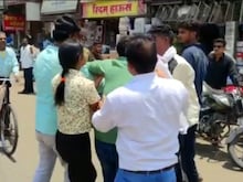 लड़की ने पुराने आशिक की बीच सड़क पर की धुनाई, कॉलर पकड़कर ले गई थाने