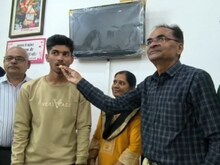 किसान के बेटे ने रोशन किया पिता का नाम, अकांउट विषय में 100में से 99 हासिल किए