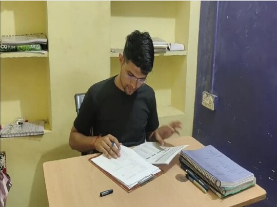 Success Story: मनोज के 12वीं में 62.80% आए थे.