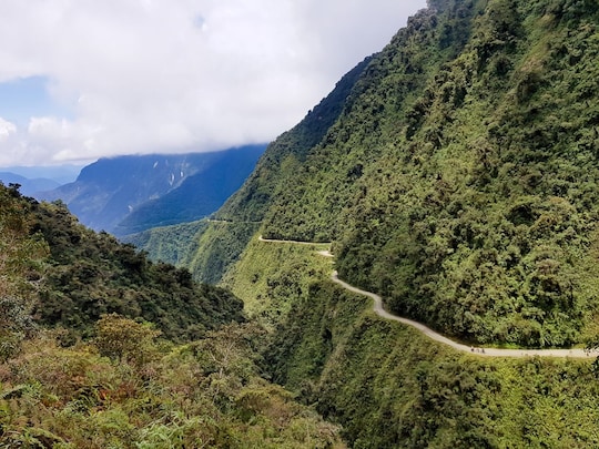 दुनिया की सबसे खतरनाक सड़क बोलीविया में है. (फोटो: Canva) 
