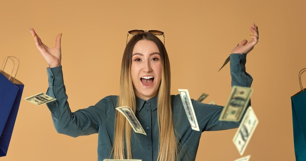 महिला ने झाड़ी रज़ाई, तो हर तरफ बरसने लगे नोट ही नोट, ललचाई नज़र से