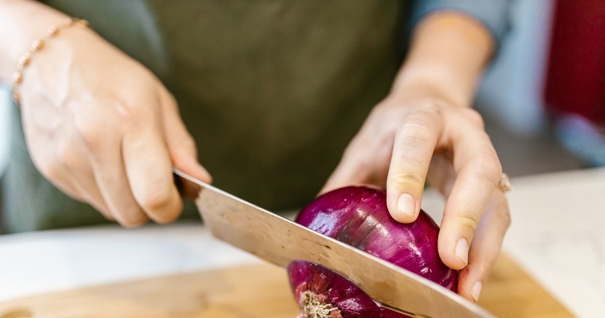 प्याज काटते समय बहते हैं आंसू, 6 आसान तरीकों का करें इस्तेमाल, नहीं