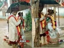 शादी के बीच हुई झमाझम बारिश, छाता लेकर पूरे हुए फेरे! पब्लिक ने जमकर लिए मज़े
