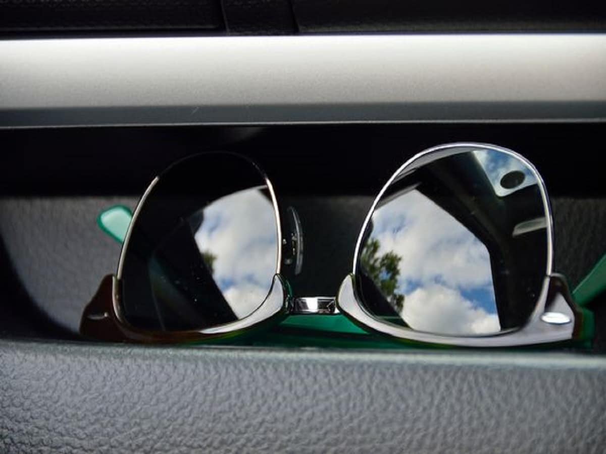 क्या आप भी कार के अंदर रखते हैं सनग्लास? भूल से भी ना करें ये गलती, हो