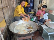 यहां मिठाई और नमकीन के साथ मिल रहा फलहारी केक