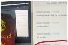 मीटिंग में चिप्स खा रही थी महिला, बॉस ने की गजब बेइज्जती, देखें वायरल फोटो