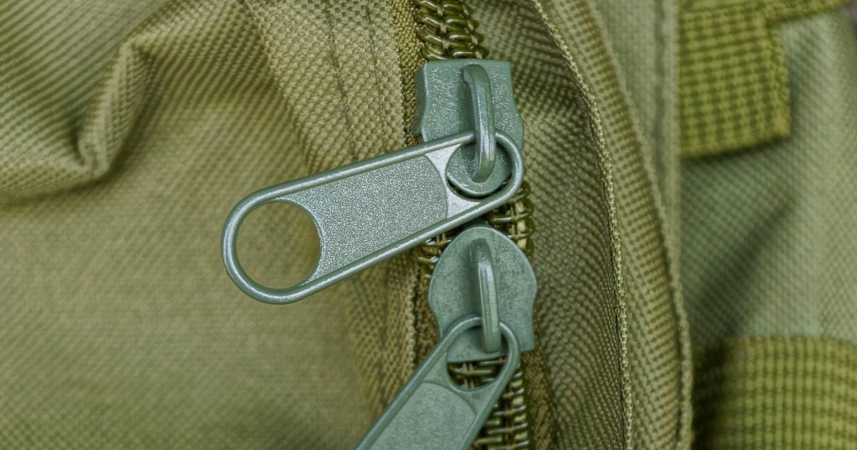 Why Bags Have 2 Zips अगर एक से चल सकता है काम, तो बैग में क्यों होती