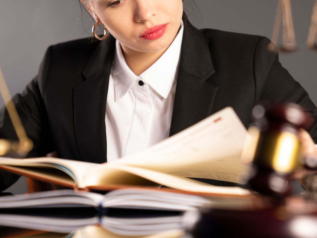 why judge lawyer wear black coat 1