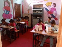 मोबाइल के दौर में गांवों में किताब घर, बच्चे पढ़ रहे कॉमिक्स व चंदा मामा