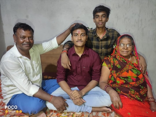 NEET की परीक्षा में सफल होने वाला छात्र अपने परिवार के साथ