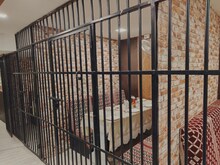 जमशेदपुर में खुला अनोखा रेस्टोरेंट, कैदी बनो और जेल के अंदर जमकर खाओ मुर्गा!