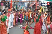 एक-दूसरे पर लाठियां लेकर टूट पड़ी बालिकाएं, तलवारें भी निकलीं, इन्हें देख हक्के-बक्के रह गए लोग