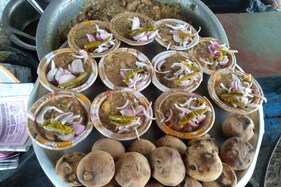 बाराबंकी की सबसे टेस्टी देशी घी की चोखा बाटी, खाने के लिए लगती है भारी भीड़