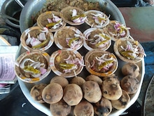 बाराबंकी की सबसे टेस्टी देशी घी की चोखा बाटी, खाने के लिए लगती है भारी भीड़