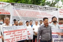 Noida Flats: जंतर मंतर पर धरने पर बैठे सुपरटेक इकोविलेज के फ्लैट बायर्स, जानिए क्या है उनकी मांगें