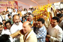 बुंदेली परंपरा से उठी बेटियों की डोली, विधायक और अफसरों ने किया विदा