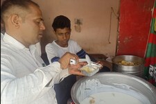 नोएडा की इस दुकान के ठंडे-ठंडे दही भल्ले खाकर भूल जाएंगे दिल्‍ली का स्‍वाद