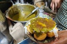 ये है लाजपत नगर की सबसे मशहूर राम लड्डू,  एक बार जो खाया वो बार-बार आया...