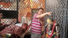 गंगा किनारे विराजमान शनिदेव में क्रोध व शांति का संगम, जल चढ़ाने से मिलेगा विशेष लाभ 