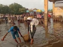 बारिश की भेट चढ़ी अन्नदाता की मेहनत, मंडी में रखा माल भीगा