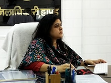 साहब! मैं जिंदा हूं... पेंशन बंद हुई तो डीएम के यहां गुहार लगाने पहुंची वृद्धा