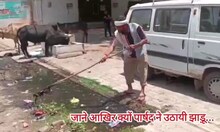 जानिए आखिर क्यों कानपुर का यह पार्षद लोगों के घरों के बाहर लगा रहा झाड़ू, नालियां भी कर रहा साफ
