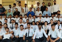 अनोखी शर्ट परंपरा: मेरठ के बीटेक स्टूडेंट ऐसे दे रहे मित्रता का संदेश, देखें Video