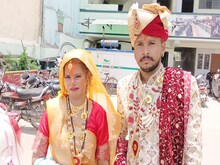 BEd की परीक्षा देने शादी के जोड़े में पहुंची नई नवेली दुल्हन