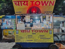 दो दोस्तों ने खोला चाय टाउन, यूट्यूब से सिखकर  अब पिलाते हैं 15 फ्लेवर की चाय