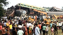 Balasore Train Accident: रेल दुर्घटना में अगर आपके अपने हैं लापता.. तो इन हेल्पलाइन नंबर पर कॉल कर लें जानकारी