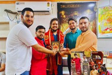 Churu : 'मेरा भोला है भंडारी' फेम सिंगर हंसराज आए सालासर धाम, सेल्फी लेने वालों का उमड़ा हुजूम