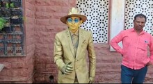 OMG : गजब का जज्बा, यह शख्स पक्षियों के दाने के लिए स्टेच्यू बनकर रेलवे स्टेशन में रहता है खड़ा