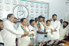 UP में सपा को बड़ा झटका, कांग्रेस में शामिल हुए मुलायम सिंह यादव के बेहद करीबी