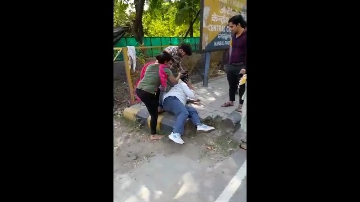 25 सेकंड में 20 सैंडल, मनचले पर कहर बनकर टूटी युवती, इतना पीटा कि पैर छूकर मांगने लगा माफी