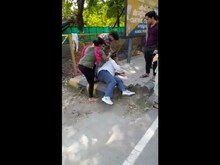 25 सेकंड में 20 सैंडल, मनचले पर टूटा कहर, युवती ने इतना पीटा कि पकड़ लिये पैर