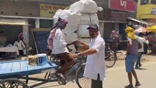 आरा में युवाओं की टोली कर रही नेकी का काम, मजदूरों को पिला रही जूस और ठंडा पानी