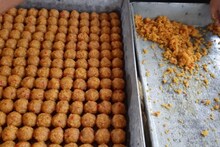 शुद्ध घी से तैयार बेसन के लड्डू का लेना है स्वाद तो पहुंचे छपरा के इस मंदिर में, दिनभर रहती है लोगों की भीड़