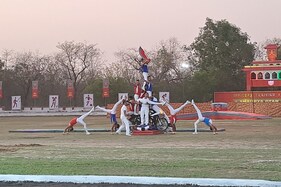 8000 मीटर से लगा दी छलांग, घोड़े और कुतों ने भी किये दिखाए करतब