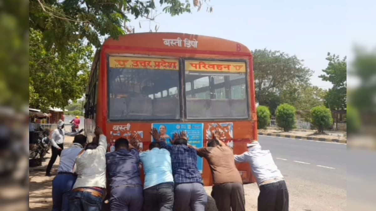 खस्ताहाल हुईं UPSRTC की बसें, मजबूरी में धक्का लगाने को विवश यात्री