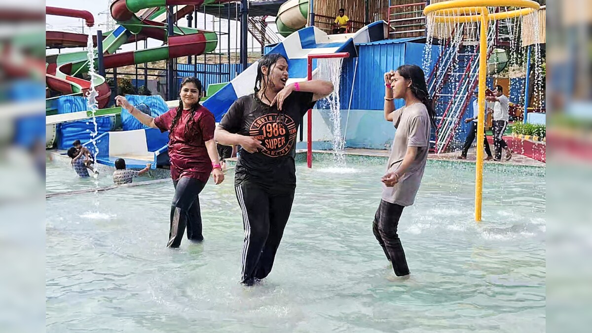 Hapur News: चिलचिलाती गर्मी में युवाओं को पसंद आ रहा स्वीमिंग पूल, दोस्तों के साथ कर रहे मौज-मस्ती