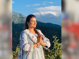 आम इंसान की तरह भारी भीड़ में केदारनाथ धाम में दिखी ये एक्ट्रेस, PICS शेयर कर बोली; 'महादेव की शरण में'