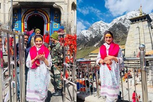 आम इंसान की तरह भारी भीड़ में केदारनाथ धाम में दिखी ये एक्ट्रेस, PICS शेयर कर बोली; 'महादेव की शरण में'
