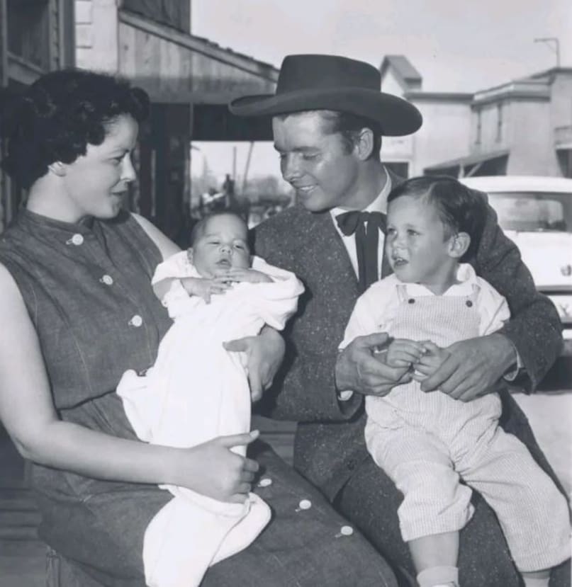 Audie Murphy Movies, Audie Murphy wife, Audie Murphy death, Audie Murphy death reason, Audie Murphy height, Audie Murphy children, Audie Murphy rank, how did Audie Murphy die, what happened to audie murphy medals, most decorated american soldier, world war 2, soldiers who worked in movies