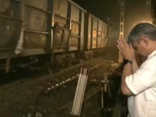 ओडिशा के बालासोर में करीब 51 घंटे बाद एक बार फिर रेल यात्रा बहाल हो गई है. 