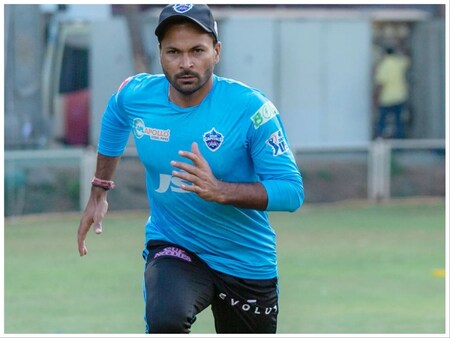 टैक्सी ड्राइवर का बेटा है बिहार का लाल, पार्ले-जी के लिए लगाया था पहली बार  जी जान, अब इंडिया में टेस्ट के बाद टी20 में बनाई जगह - Mukesh Kumars father  was