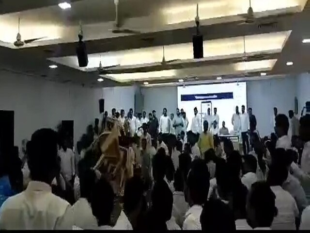 VIDEO: मुंबई में यूथ कांग्रेस मीटिंग में संग्राम, कार्यकर्ताओं में जमकर मारपीट VIDEO: मुंबई में यूथ कांग्रेस मीटिंग में संग्राम, कार्यकर्ताओं में जमकर मारपीट