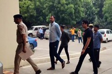 आधी रात को नहीं दी शराब तो DIG के दोनों बेटों ने दोस्तों संग ठेकेदार को पीटा
