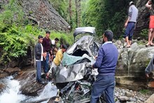 Banjar Accident: दिल्ली से तीर्थन वैली घूमने आया था परिवार, खाई में गिरी कार, महिला टूरिस्ट की मौत, 4 युवतियों सहित 5 घायल